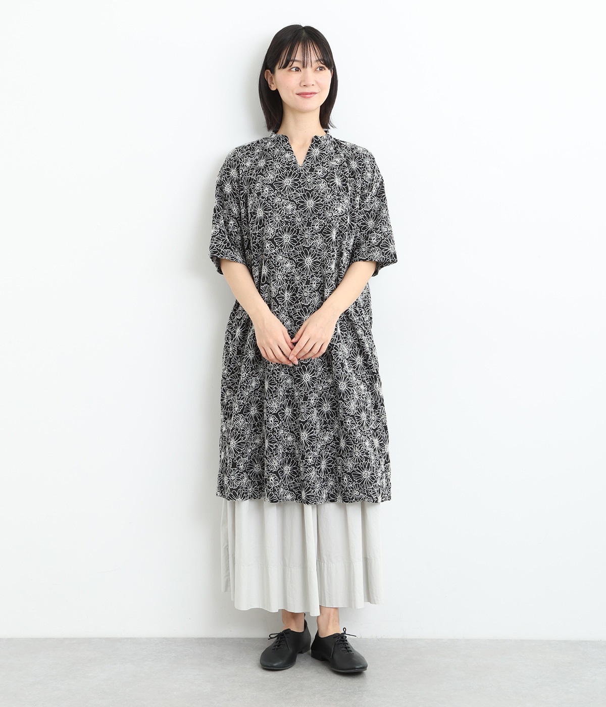 コットンフラワー刺しゅうスキッパーワンピース(ブラック-ONESIZE)
