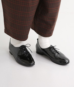 エナメルレースアップシューズ