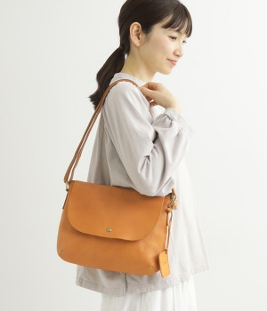 カウレザーフラップショルダーバッグ