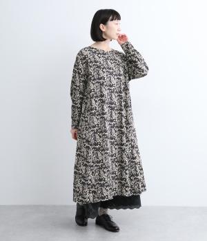 オーガニックコットン木漏れ日サテンプリントAラインワンピース