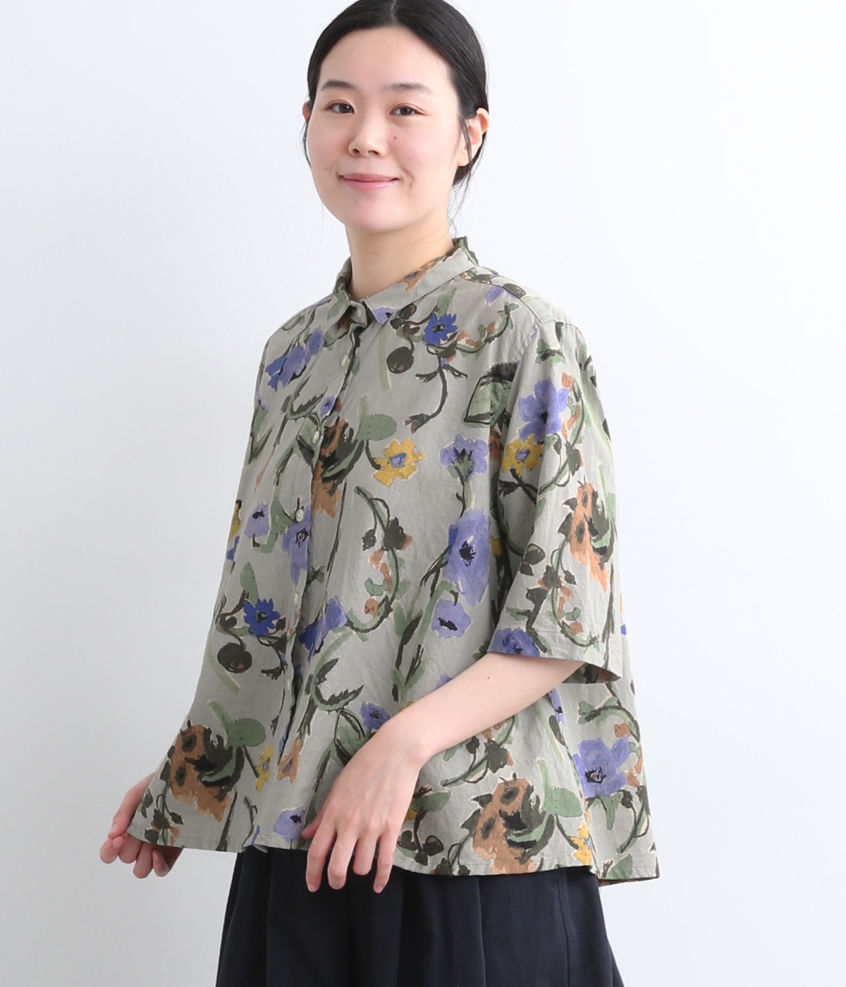 【toujours ensemble】リネンコットン洗い天日花柄6分袖フレアーシャツ
