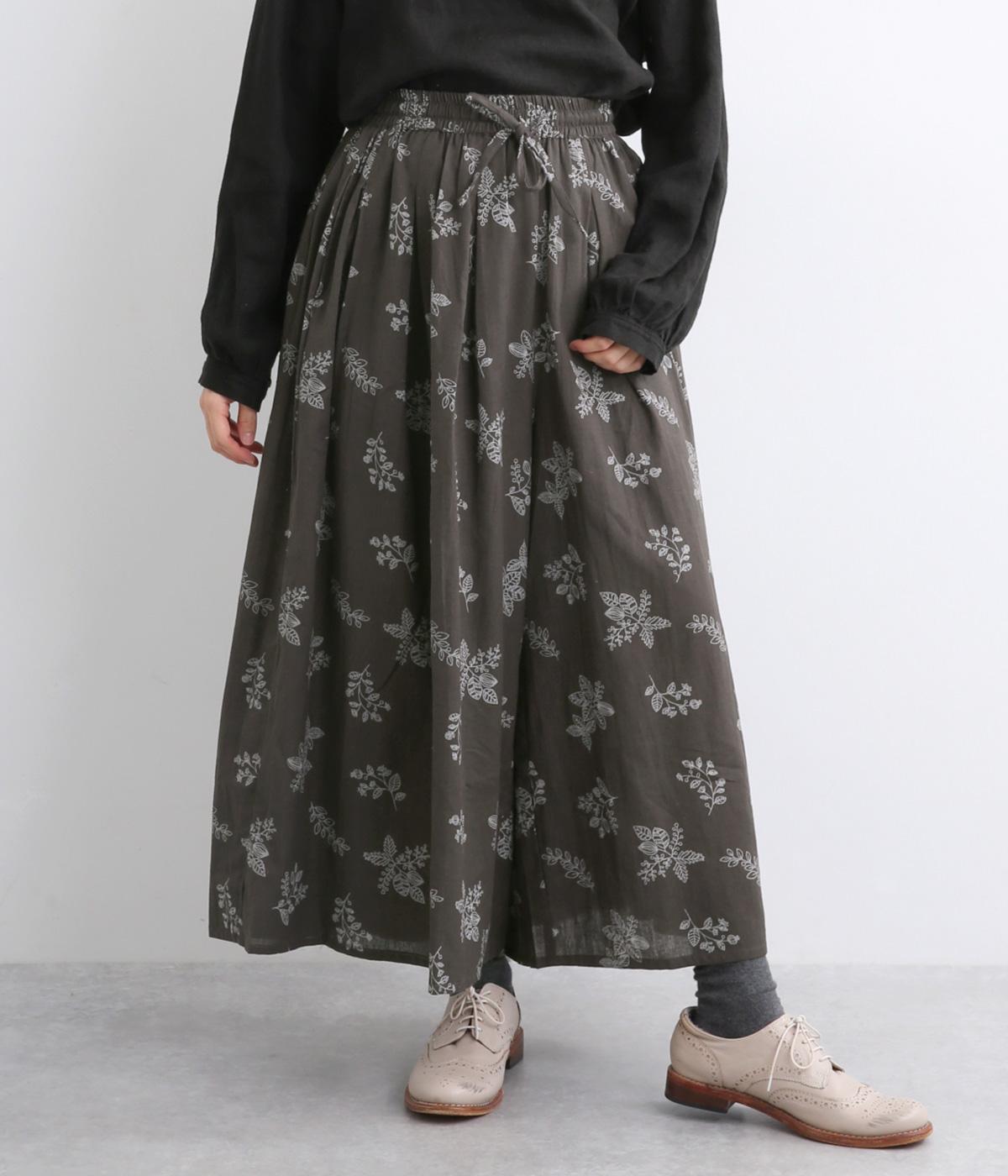 コットンリネンフラックスリーフプリントパンツ（PORINA）の商品詳細