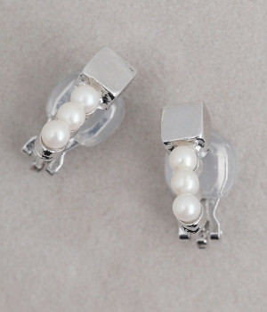 metal cube×three pearls イヤリング