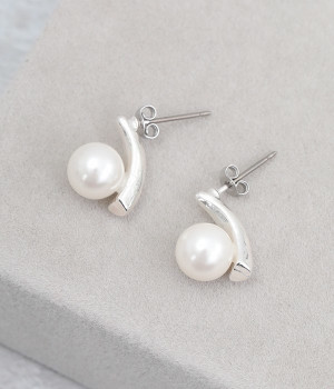 pearl on metal ピアス