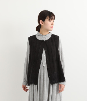 胸元多数ピンタック　裾刺繍レース脇紐結び２WAYベスト(ブラック-ONESIZE)
