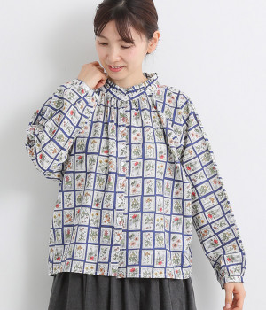 コットン切手柄プリント　襟フリルドルマン袖本貝釦ブラウス