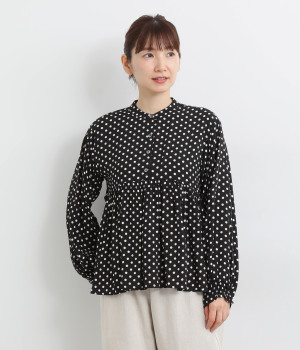 ドットプリントバンドカラーギャザーフリル本貝釦ブラウス(ブラックドット-ONESIZE)