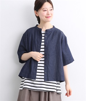 リネン混ライトデニムバンドカラー裾猫目釦半袖ブラウス