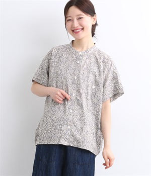 ローン車柄プリントバンドカラー半比翼後ヨークギャザー裾シャーリング二枚袖半袖シャツ