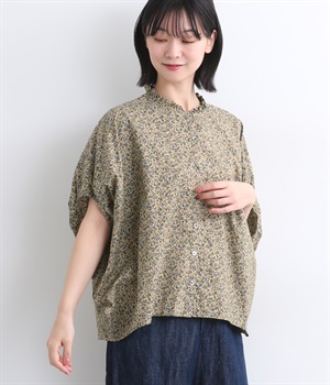 ローンプリント柄　襟フリル前開本貝釦ブラウス