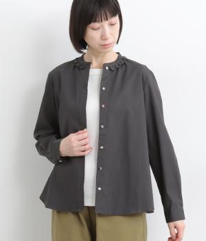 リバティアソートくるみ釦フリル付きブラウス(チャコール-F)