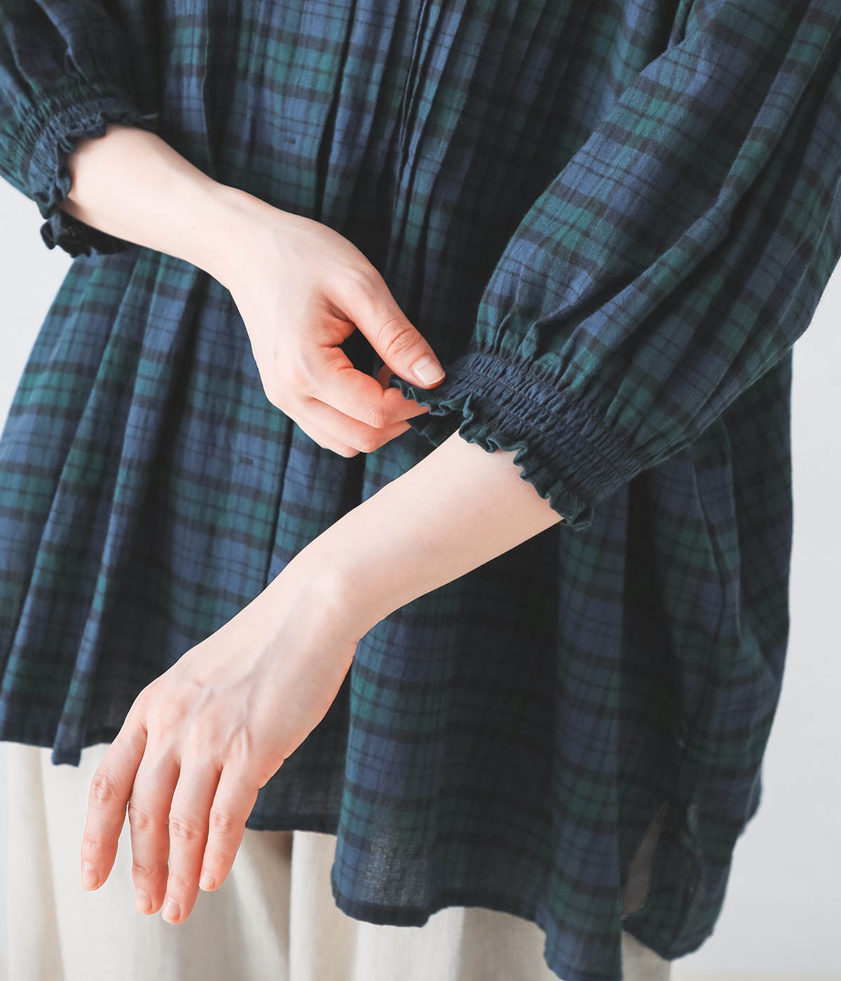 美品 2023AW モラビト ブラン ピンタックブラウス　定価５万　ネイビー38 美品 2023AW モラビト ブラン ピンタックブラウス 定価5万