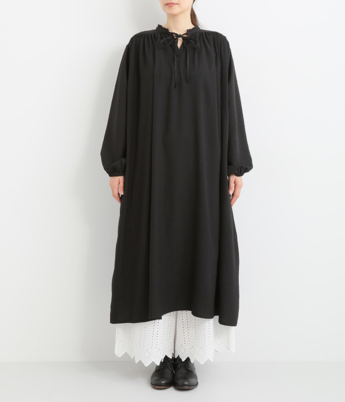 肩ヨークギャザーワンピース（m.n）の商品詳細