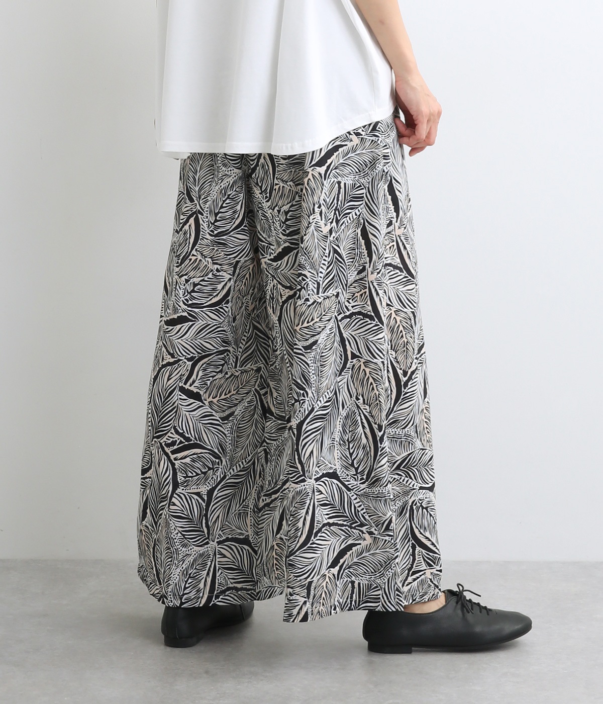 美品】モノクロリーフ柄イージーパンツ 美品】モノクロリーフ柄