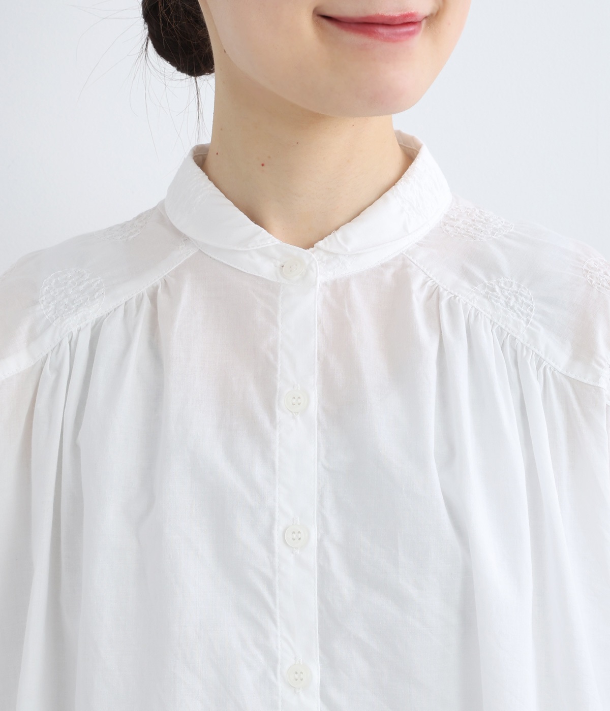 ローン収縮刺繍肩ヨークギャザーブラウス（ina）の商品詳細