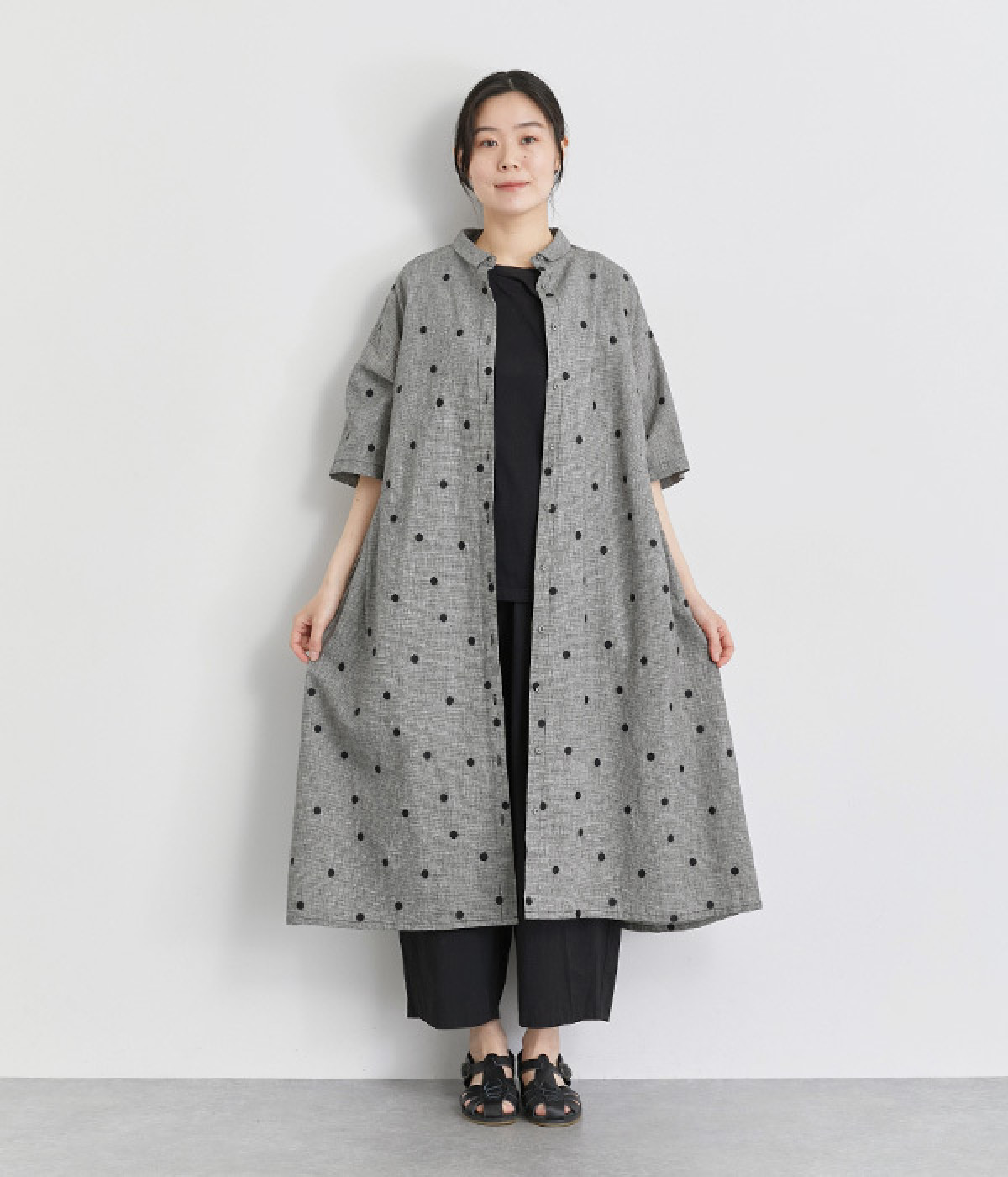 コットンリネンドット刺繍ワンピース（blue willow）の商品詳細