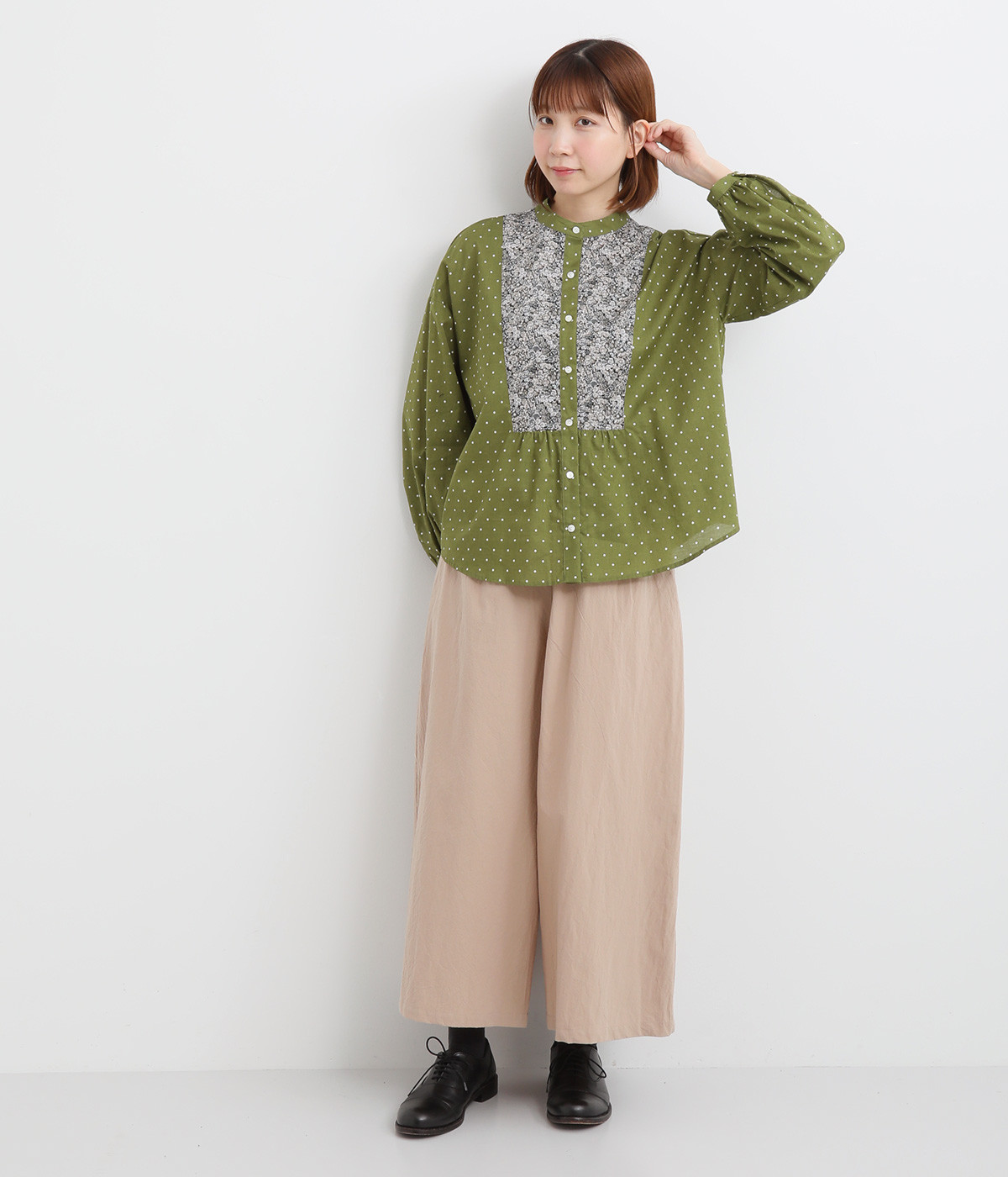 LIBERTY×ドット前後ヨーク切替バンドカラーブラウス（sosotto