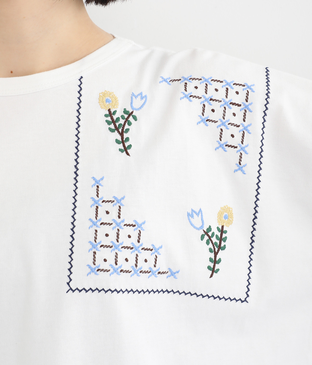 美品 NARU 花柄刺繍 フリル襟 ドルマンシャツ NARU(ナル) ムラ糸×60ローンフラワープリント ミナミシャツ