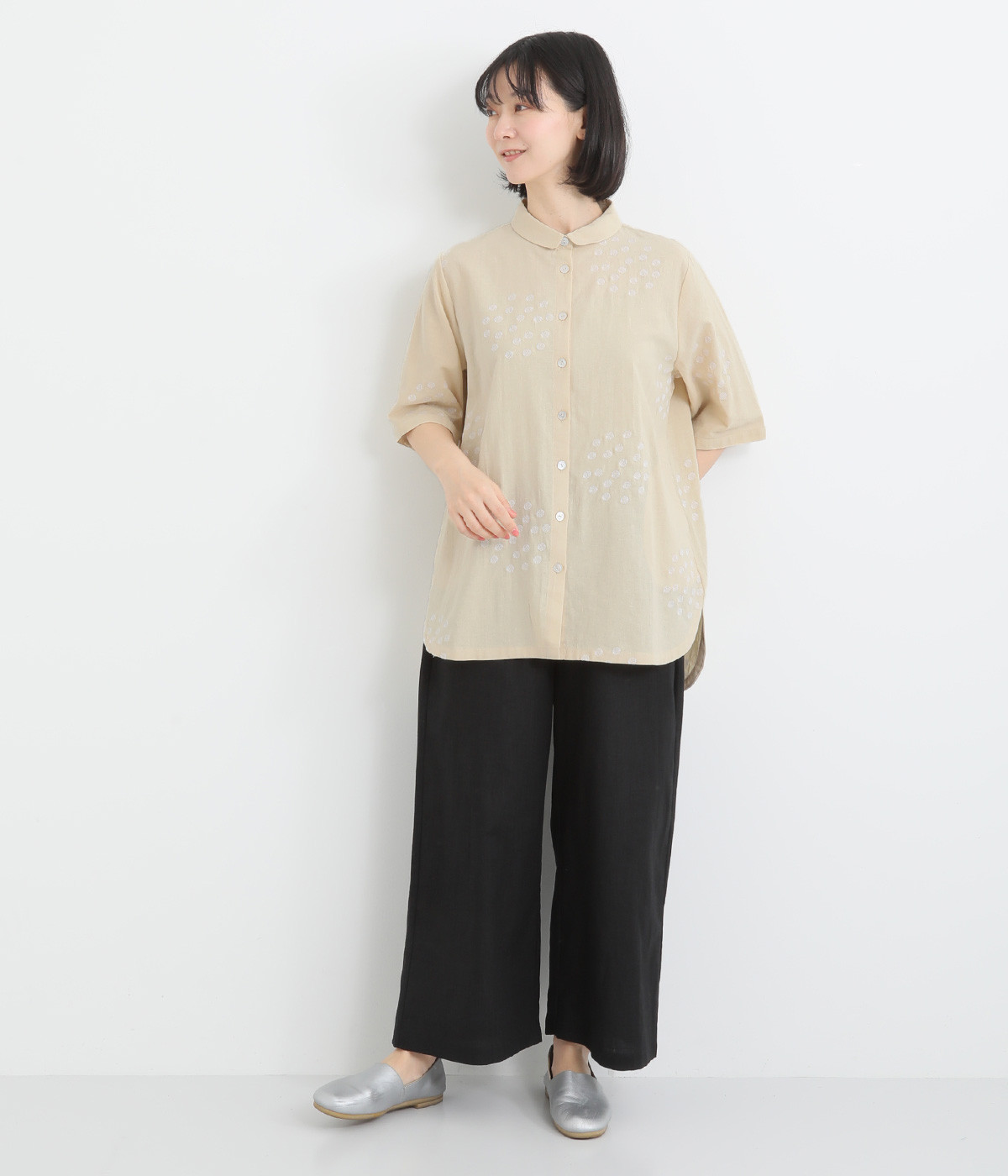 コットンリネンドット刺繍ショール襟ブラウス（On y vua.）の