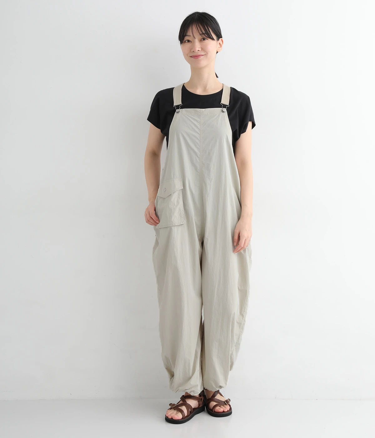 撥水ナイロン平織り裾ドローコードジョガーサロペットパンツ