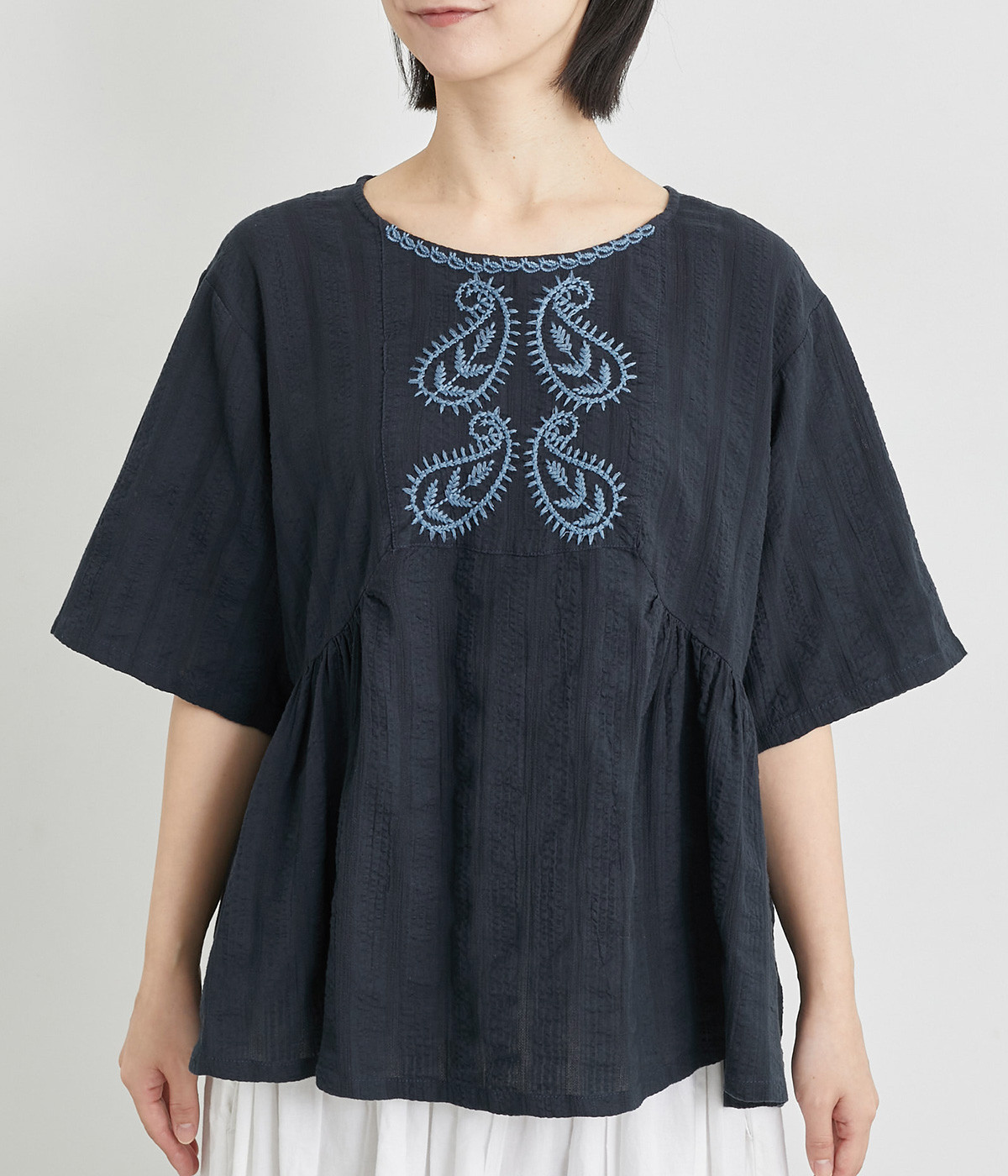 ペイズリー柄ラクノウ風刺繍ギャザーブラウス（TANABANA）の商品詳細