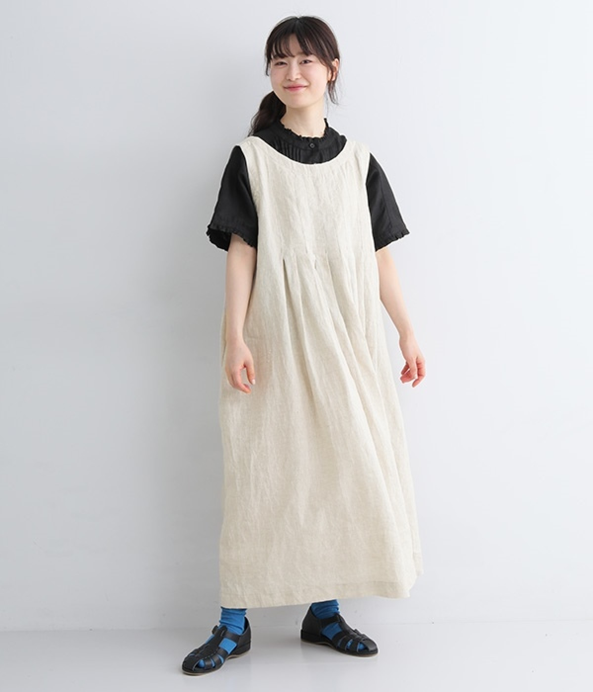 リネン 胸元ピンタックV襟 2WAYノースリーブワンピース（ubasoku）の