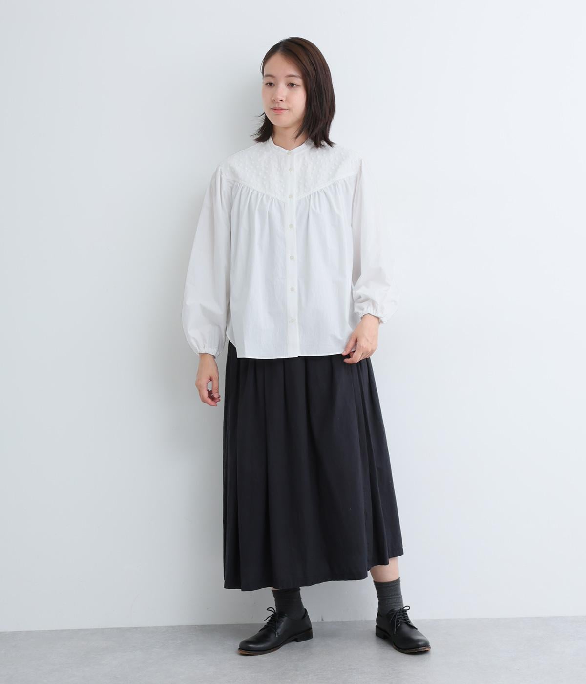 Vラインヨークギャザーブラウス（amherst）の商品詳細