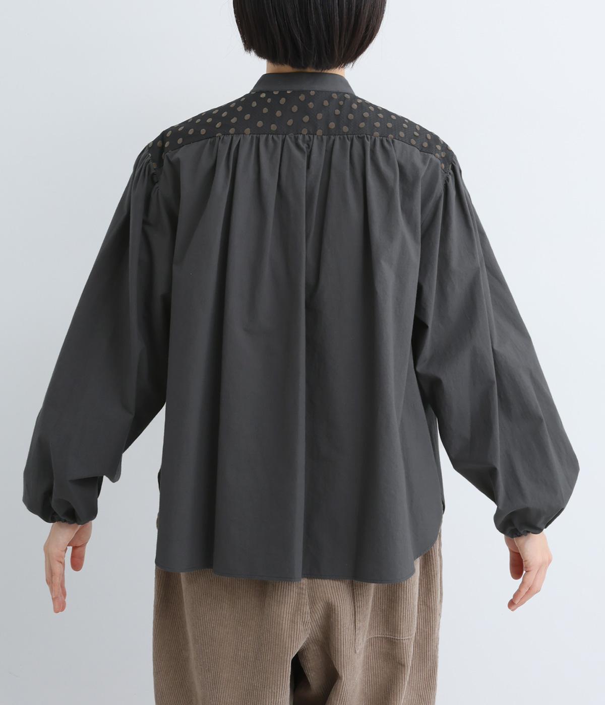 Vラインヨークギャザーブラウス（amherst）の商品詳細