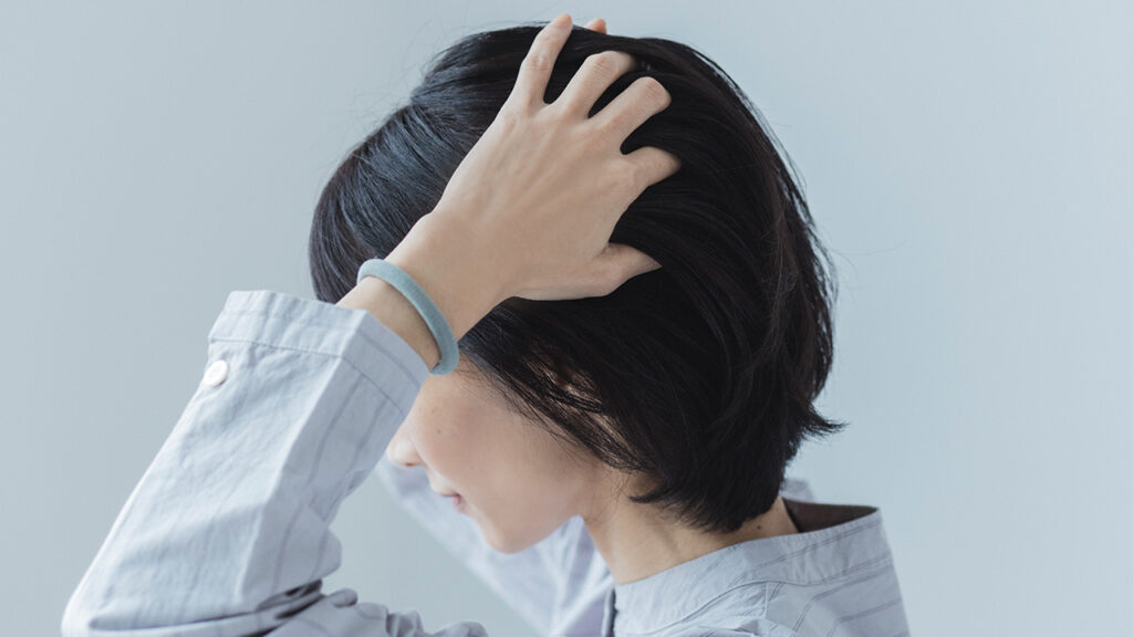 髪全体にバームをなじませている女性