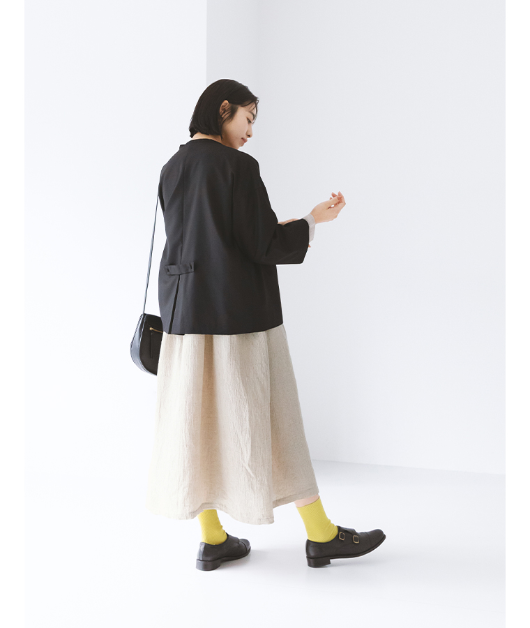 【s.t.closet frabjous】バックタブシャツジャケット+パンツセット　ブラックのジャケットにワンピースを合わせたバックスタイル
