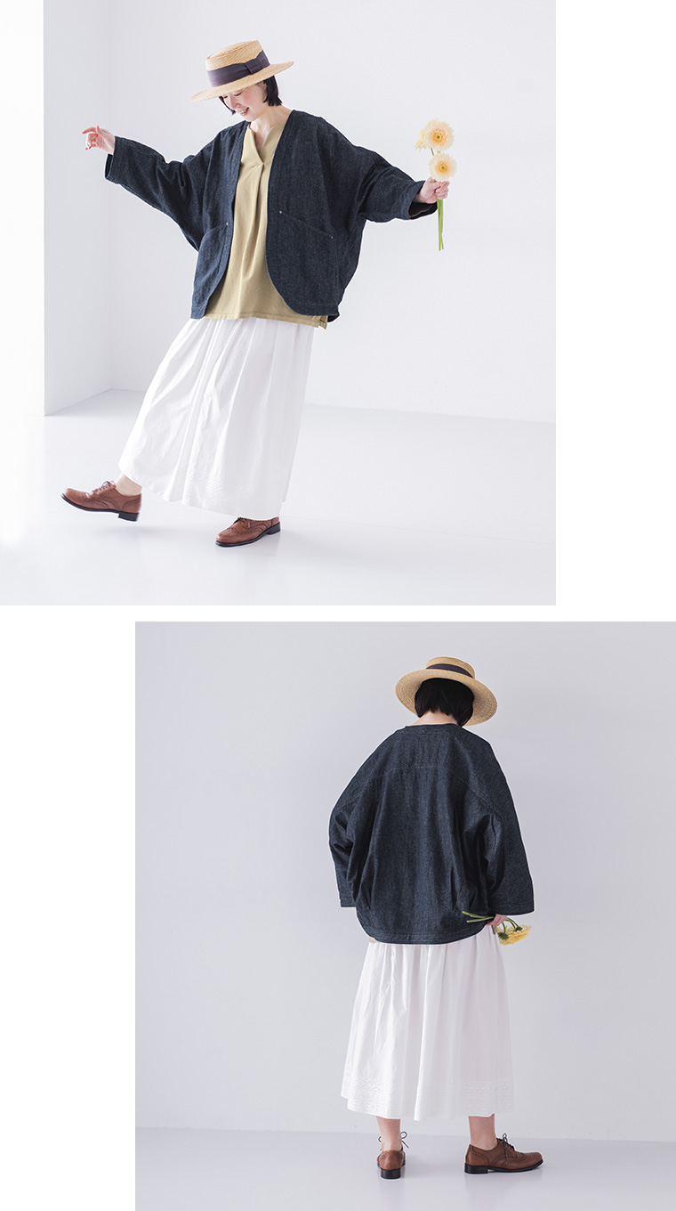 Lintu Laulu コットンリネンデニムビッグジャケット(ワンウォッシュ)とスリットネックカットソープルオーバー(サンドベージュ)と&yarn 裾レースギャザースカート(ホワイト)のコーディネート