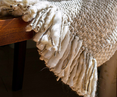 【Hpa-An Silk Factory】手織りシルクラグ　極太の糸で編んだ柔らかさが分かる画像