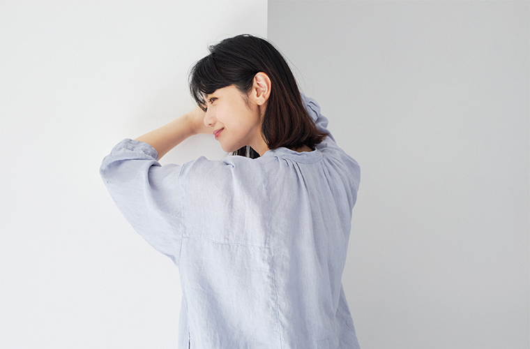 【SUN VALLEY】フレンチリネン日本製品染めピンタックチュニック 襟元のピンタックがわかるカット