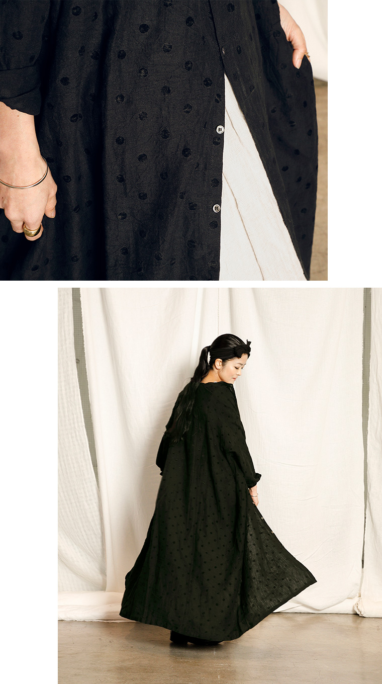 ichi Antiquités イチアンティークス  東炊きラミーフロッキードットドレス(ブラック)とグレンチェック東炊きスカート(ナチュラル)のコーディネート