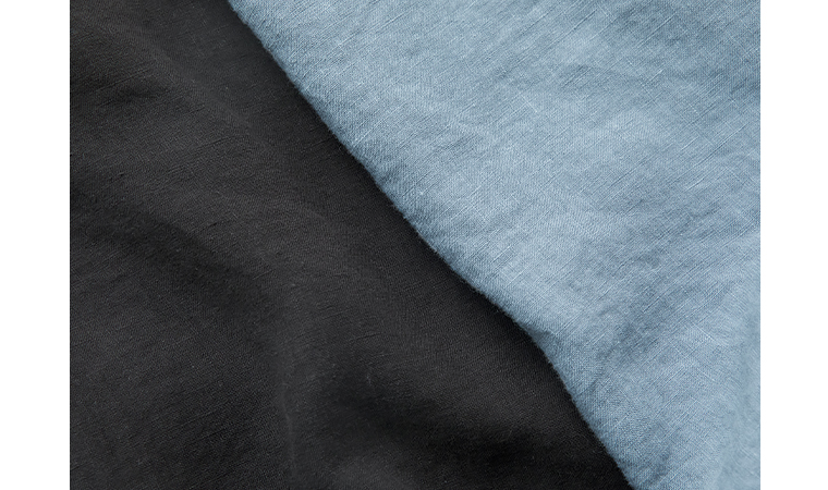 BLISS BUNCH　リネン平織りネックRIBワンピース（ブラック＆ライトブルー）の生地感と色合い