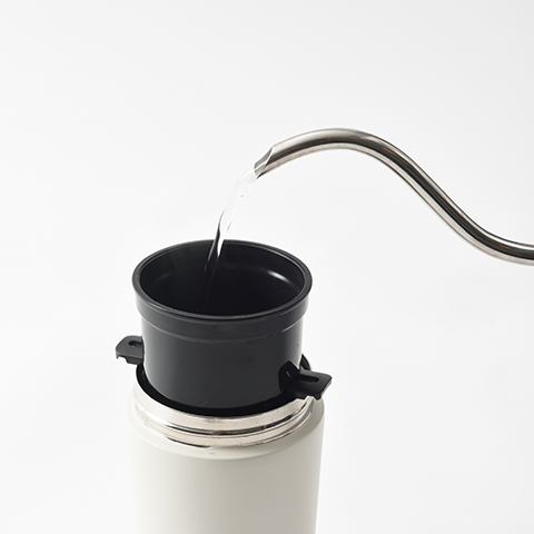 【BRUNO】電動ミルコーヒーメーカー　ペーパーレスフィルターにお湯を注ぐ