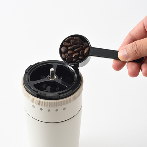 【BRUNO】電動ミルコーヒーメーカー　コーヒー豆を入れてミルをセット