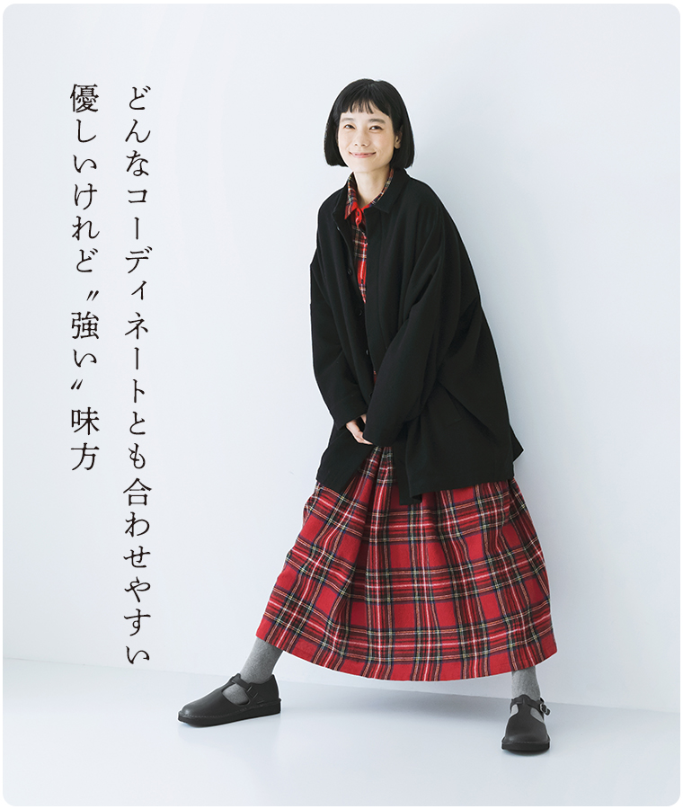 【Organic handloom】GUNA　Tストラップシューズ(ブラック)の装い