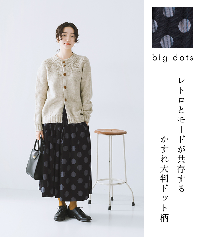 【 ubasoku 】コーデュロイプリント　83丈裏付きタックギャザースカート　＜ドット柄　グレー×ブラック＞の装い