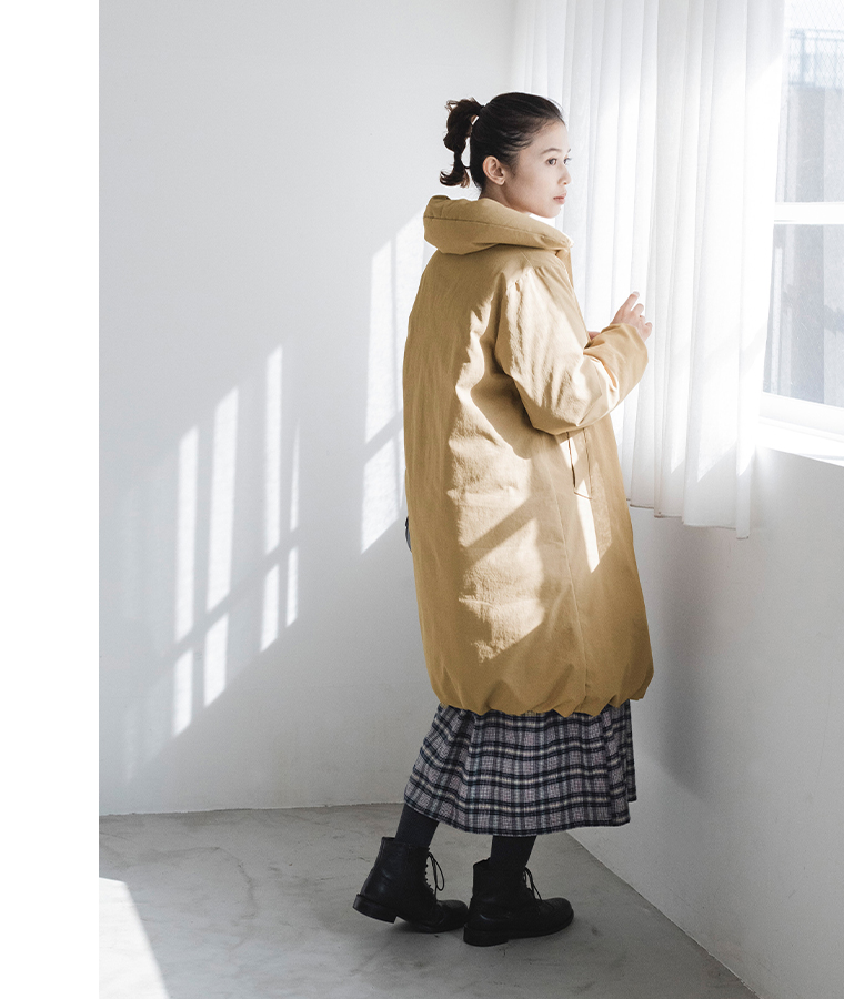 【GRANDMA MAMA DAUGHTER】カドマルエリロングダウンコート(ベージュ)　印象的な襟と全体のシルエット