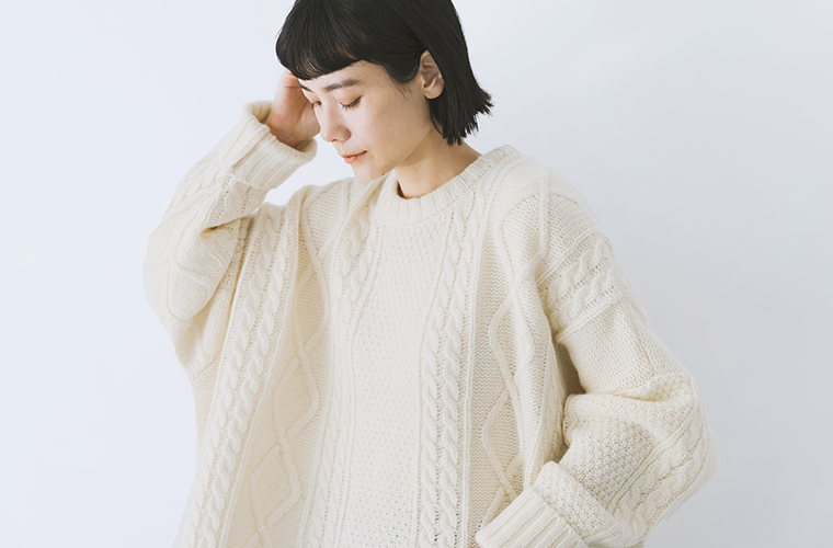 【ichi】ケーブルプルオーバー(ホワイト)　編み目の様子や裾リブが分かる画像