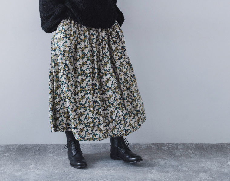 ichi　イチ
ビエラ花柄スカートのブラック下寄り画像
スカートのふっくらとしたボリューム感と起毛のビエラ素材について