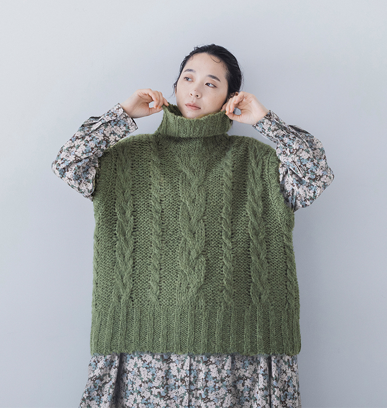 ichi　イチ
アルパカ混ケーブルベストのグリーン正面上より画像
ケーブル編みの立体感と暖かさ