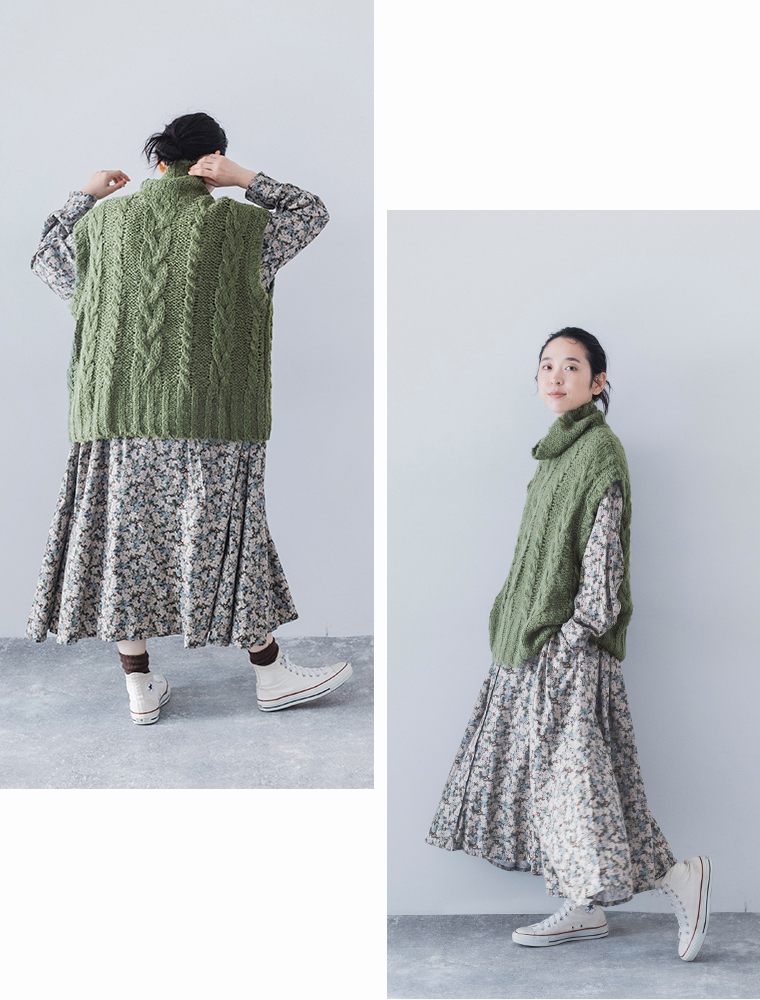 ichi　イチ
アルパカ混ケーブルベストのグリーン後ろ向きと横振り画像
ケーブル編みの立体感と暖かさ