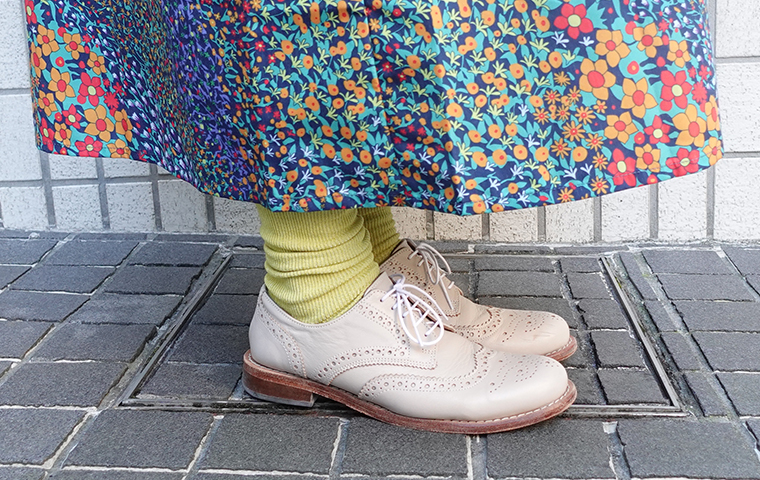 バイヤー小石川の主役を飾る花柄ワンピースコーデの靴下と靴