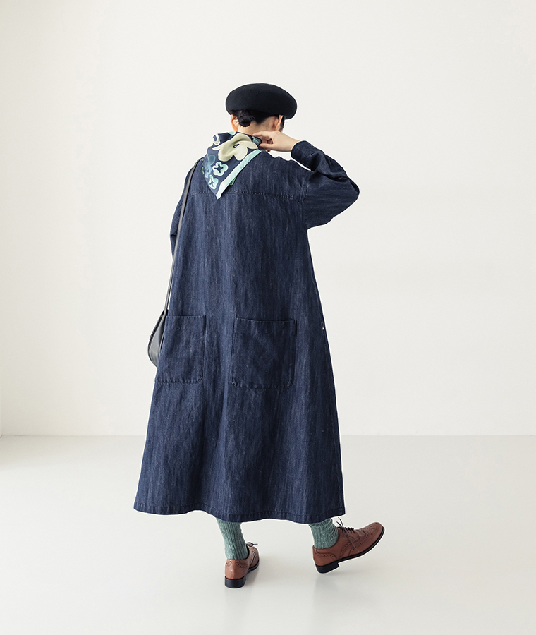 【 &yarn 】コットンリネンデニムAラインワンピース　大きなポケットが印象的なバックスタイル
