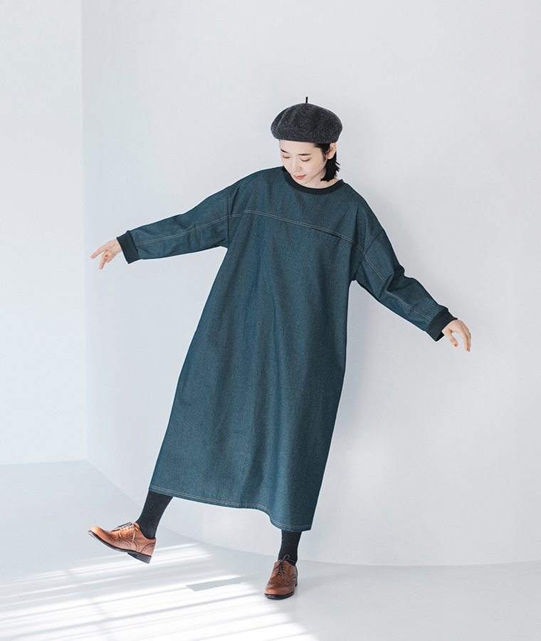 LUPILIEN　ルピリアン
デニム配色ステッチワンピースのネイビーデニムの着用正面画像
ゆとりを身幅にもたせたデザイン