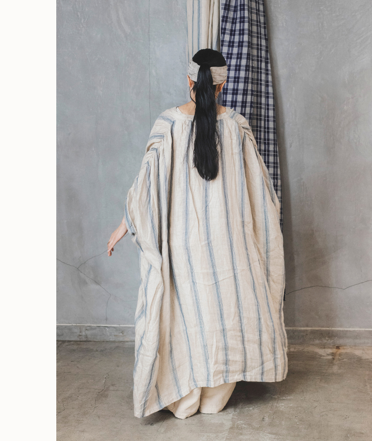 ICHI Antiquites 
イチアンティークス

インディゴストライプ　ドレス(ナチュラル×インディゴライン)の後ろ向き画像