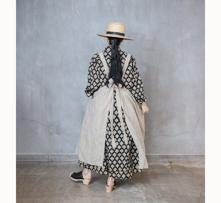 【ichi Antiquités】インディアブロックプリント　ドレス(ブラック)＋リネン　エプロンドレス(ナチュラル)／バックスタイル