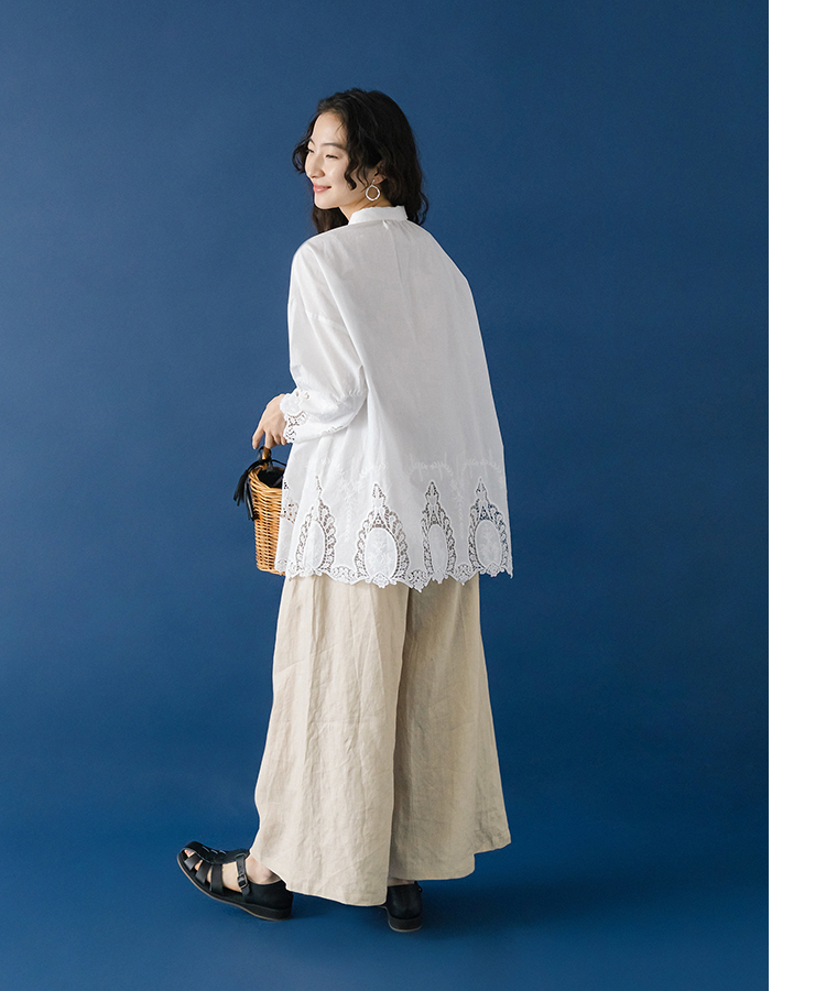 【ELLIFE】スカラローン刺繍　チュニックブラウス(オフホワイト)　シックな装いのバックスタイル